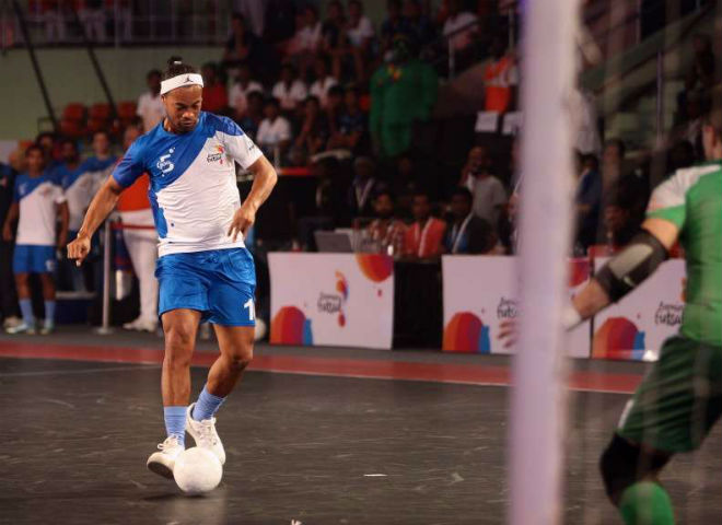 Huyền thoại Ronaldinho, Giggs ngả mũ với siêu phẩm của SAO Việt Nam Huyền thoại Ronaldinho, Giggs ngả mũ với siêu phẩm của SAO Việt Nam