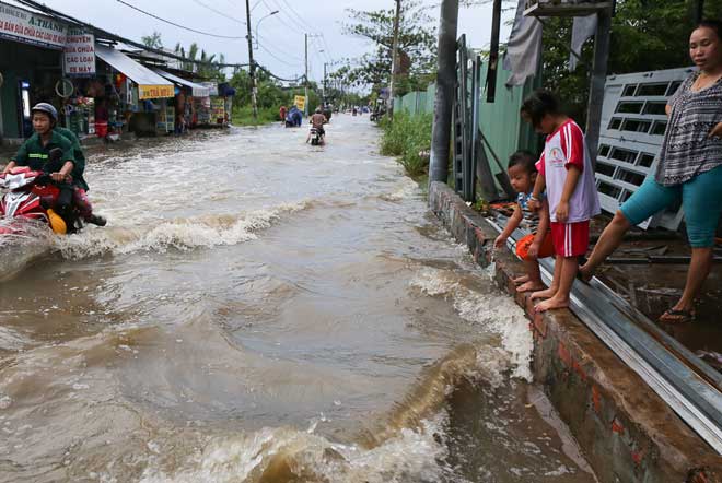 Triều cường đạt đỉnh, phố Sài Gòn sóng đánh cuồn cuộn Triều cường đạt đỉnh, phố Sài Gòn sóng đánh cuồn cuộn