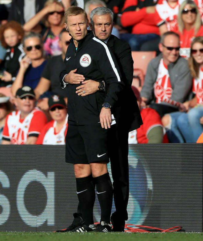 MU thắng hú vía Southampton, Mourinho không hiểu vì sao nhận “thẻ đỏ” - 1