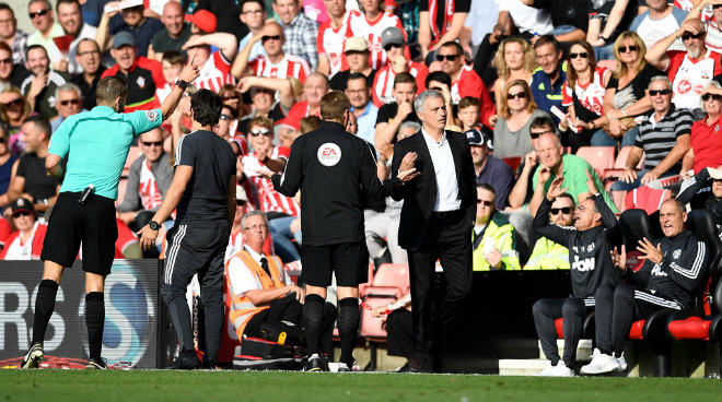 MU thắng hú vía Southampton, Mourinho không hiểu vì sao nhận “thẻ đỏ” - 2