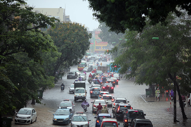 Áp thấp nhiệt đới sắp đổ bộ Quảng Ninh-Hải Phòng, Hà Nội mưa lớn - 1