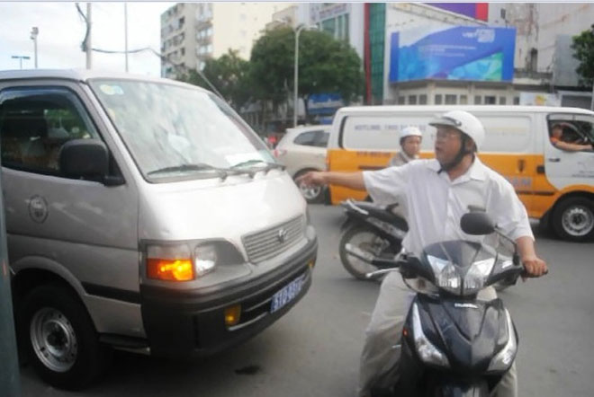 Người đàn ông phản ứng dữ dội vì xe chở ông Đoàn Ngọc Hải gây kẹt xe Người đàn ông phản ứng dữ dội vì xe chở ông Đoàn Ngọc Hải gây kẹt xe