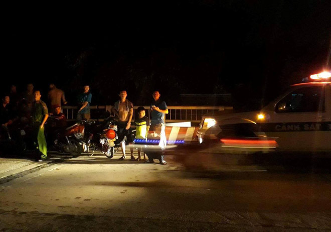 Đi học về, bé trai bị nước mưa hút xuống cống mất tích Đi học về, bé trai bị nước mưa hút xuống cống mất tích