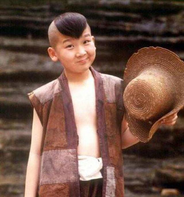 &#34;Tiểu quỷ số 1 Trung Quốc&#34; sau 24 năm gia nhập showbiz giờ ra sao? - 1