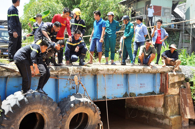 Vụ bé trai bị nước cuốn xuống cống chết tức tưởi: Nỗi đau tột cùng Vụ bé trai bị nước cuốn xuống cống chết tức tưởi: Nỗi đau tột cùng