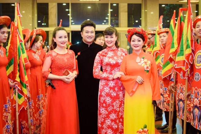 Bảo Thanh đỡ đàn chị bị liệt 2 chân đến cúng Tổ nghề sân khấu - 11