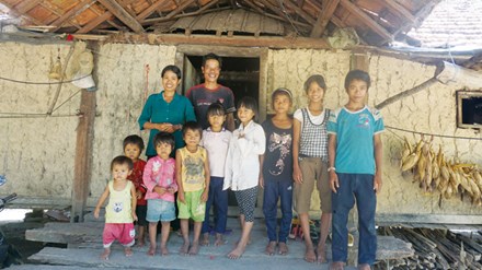 Bà mẹ 36 tuổi và 10 đứa con Bà mẹ 36 tuổi và 10 đứa con