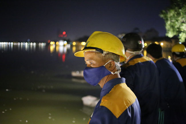Chùm ảnh: Trắng đêm vớt cá chết ở Hồ Tây - 21