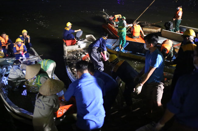 Chùm ảnh: Trắng đêm vớt cá chết ở Hồ Tây - 1