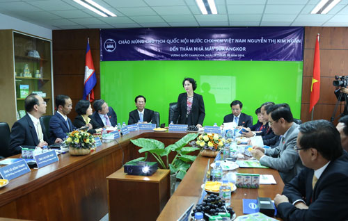 Đoàn đại biểu Quốc hội Việt Nam thăm nhà máy sữa Angkor của Vinamilk tại Campuchia - 5