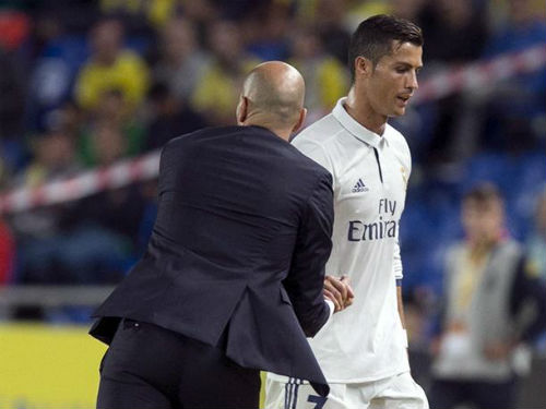 James theo Ronaldo “bật” Zidane, Real đại loạn - 2