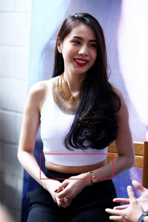 Hết hồn trước kiểu mặc ngấn mỡ, &#34;bó giò&#34; của sao Việt - 10