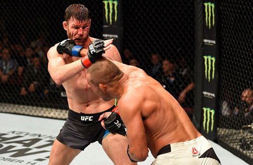 UFC: Ăn đòn 'vỡ mặt', không thua còn vô địch - 1