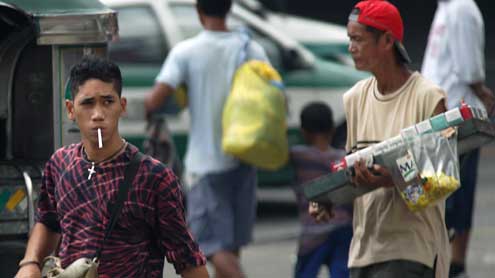 Sau ma túy, Duterte cấm tiệt dân hút thuốc nơi công cộng - 1