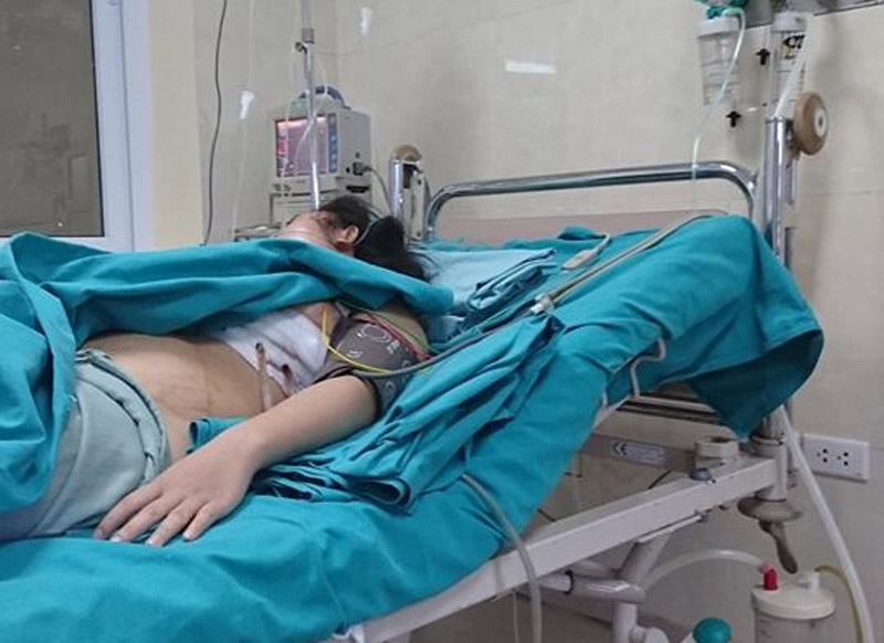 Cô gái bị kim loại bay cắm vào ngực đã được cứu sống Cô gái bị kim loại bay cắm vào ngực đã được cứu sống