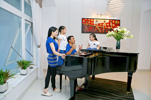 Ở một góc khác là nơi anh đặt đàn piano để cùng các con dạo những khúc nhạc mỗi khi thư thái.