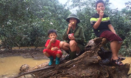 Những bữa cơm ám ảnh tại vùng rốn lũ Hà Tĩnh Những bữa cơm ám ảnh tại vùng rốn lũ Hà Tĩnh