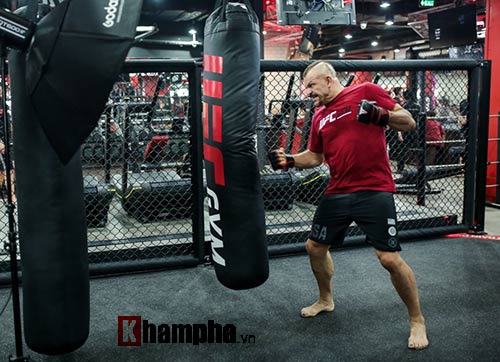 2 kiều nữ Việt Nam hạ knock-out huyền thoại UFC - 10