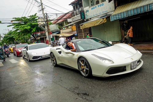 Ferrari 488 GTB của Cường “đô-la” dẫn đầu đoàn siêu xe diễu phố Ferrari 488 GTB của Cường “đô-la” dẫn đầu đoàn siêu xe diễu phố