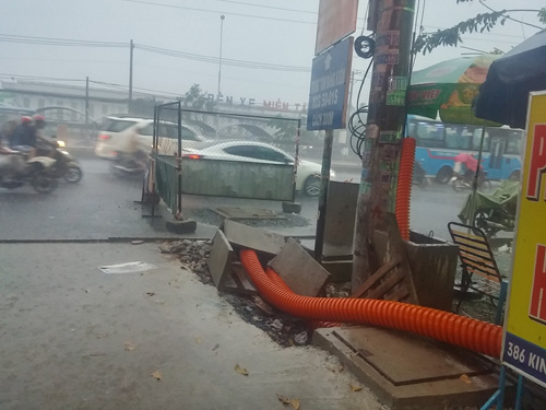 Đón xe buýt, người đàn ông lọt hố công trình tử vong - 2