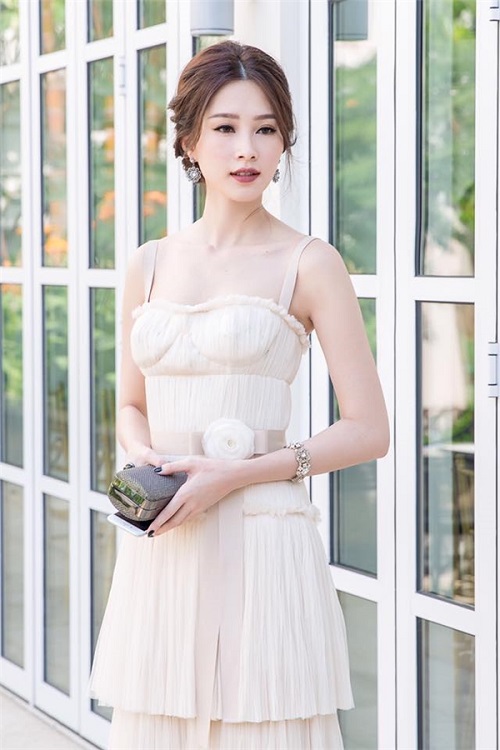 Váy áo xấu lạ của hoa - á hậu Việt khiến fan khó hiểu - 4
