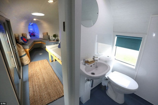 Nhà vệ sinh trên máy bay Sea King.