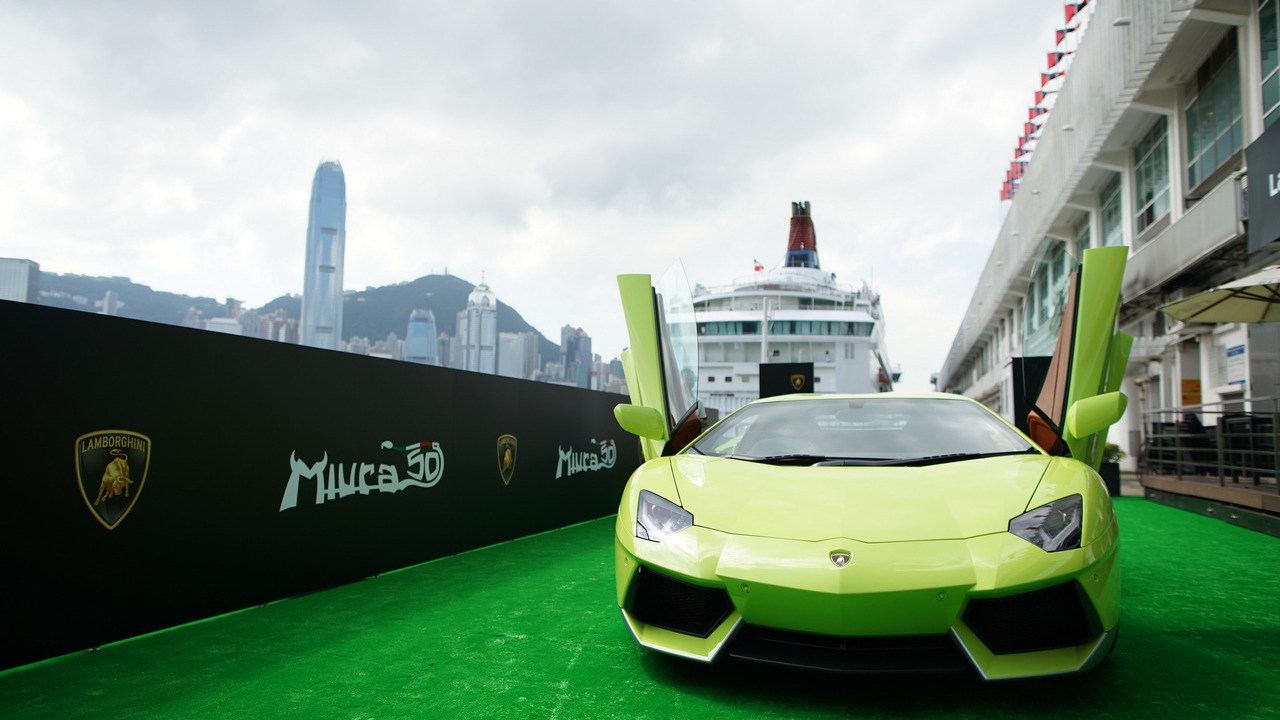 Ngắm Lamborghini Aventador màu rắn xanh cực "độc" Ngắm Lamborghini Aventador màu rắn xanh cực "độc"