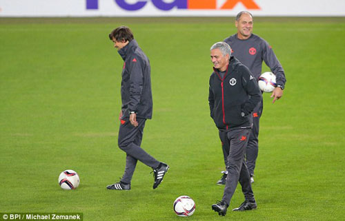 MU hỏi mua Suarez giá kỷ lục, Barca chính thức lên tiếng - 5