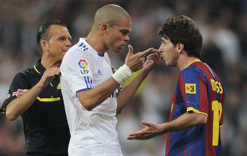 Khi Messi nổi nóng: Chửi bới, nắm cổ và đấm nguội Khi Messi nổi nóng: Chửi bới, nắm cổ và đấm nguội