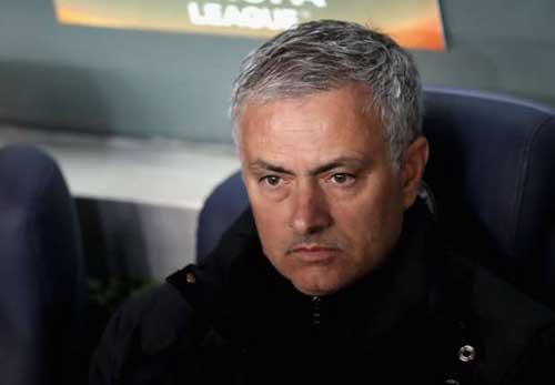MU đá kém, fan đòi “trảm” Mourinho mời Sir Alex trở lại - 1
