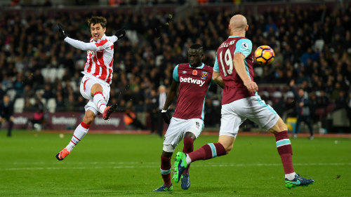 West Ham - Stoke City: Thoát hiểm nhờ phương án 2 West Ham - Stoke City: Thoát hiểm nhờ phương án 2
