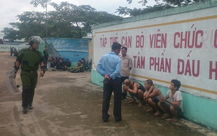 Đã bắt hơn 30 học viên cai nghiện đập phá trại, trốn ra ngoài Đã bắt hơn 30 học viên cai nghiện đập phá trại, trốn ra ngoài