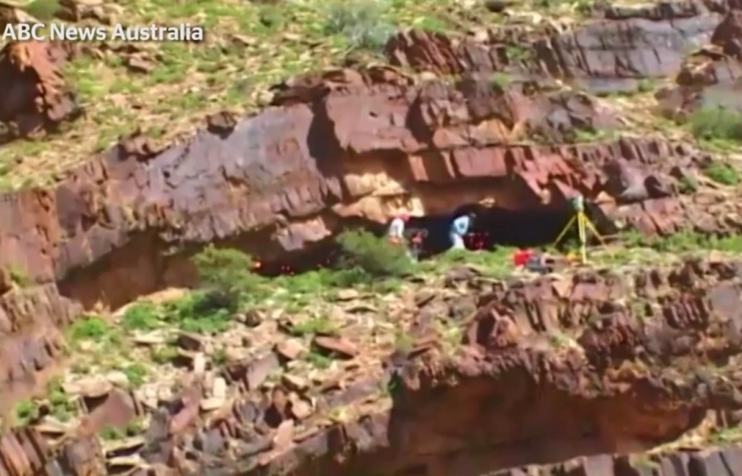 Úc: Đi vệ sinh, vô tình thấy hang trú ẩn 49.000 năm tuổi - 3