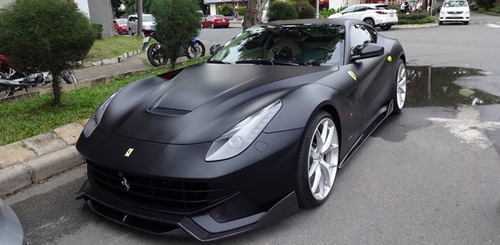 Cường Đô la "lột xác" Ferrari F12 Berlinetta sang màu đen nhám Cường Đô la "lột xác" Ferrari F12 Berlinetta sang màu đen nhám