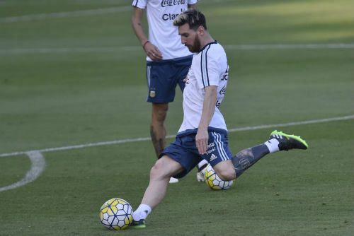 Giật mình với quá trình Messi “tô mực” chân trái Giật mình với quá trình Messi “tô mực” chân trái