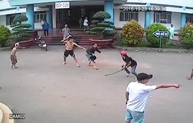 Vụ chém nhau kinh hoàng ở bệnh viện: Tạm giam 5 người Vụ chém nhau kinh hoàng ở bệnh viện: Tạm giam 5 người