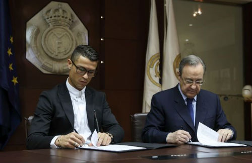 Đeo kính ký hợp đồng tỷ đô, Ronaldo có thể bị phạt Đeo kính ký hợp đồng tỷ đô, Ronaldo có thể bị phạt