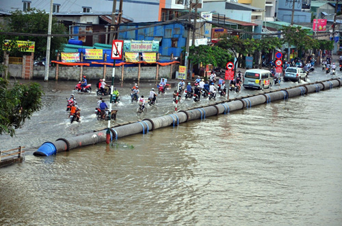 Đường sóng sánh nước, người Sài Gòn bì bõm lội về nhà - 2