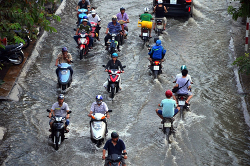 Đường sóng sánh nước, người Sài Gòn bì bõm lội về nhà - 3