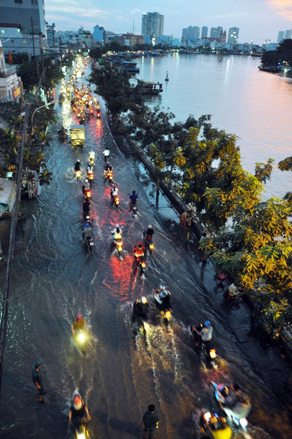 Đường sóng sánh nước, người Sài Gòn bì bõm lội về nhà - 4
