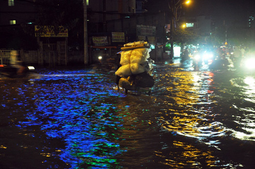 Đường sóng sánh nước, người Sài Gòn bì bõm lội về nhà - 9