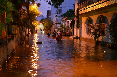 Đường sóng sánh nước, người Sài Gòn bì bõm lội về nhà - 5