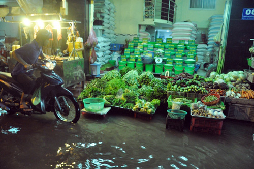 Đường sóng sánh nước, người Sài Gòn bì bõm lội về nhà - 7
