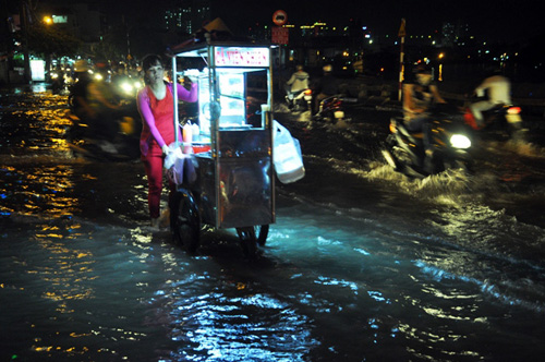 Đường sóng sánh nước, người Sài Gòn bì bõm lội về nhà - 8