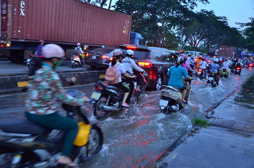 Đường sóng sánh nước, người Sài Gòn bì bõm lội về nhà - 6