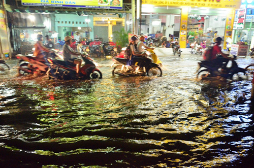 Đường sóng sánh nước, người Sài Gòn bì bõm lội về nhà - 10