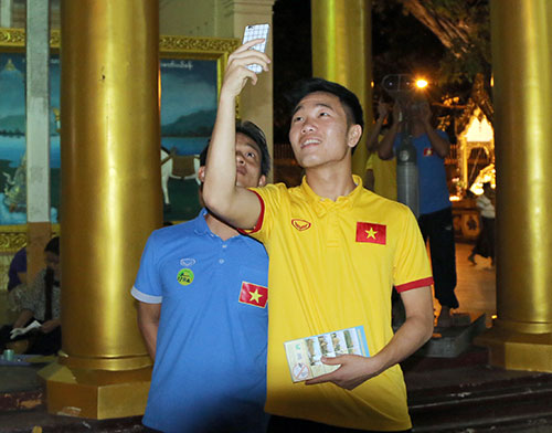 Hữu Thắng, Công Vinh, Công Phượng...đi chùa Vàng cầu may ở AFF Cup Hữu Thắng, Công Vinh, Công Phượng...đi chùa Vàng cầu may ở AFF Cup