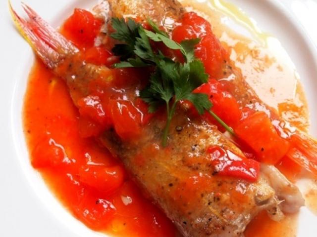 Bữa trưa ngon miệng với món cá hồng sốt cà chua
