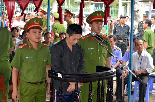 "Yêu râu xanh" giết bé gái 7 tuổi, giấu xác ở lu nước "Yêu râu xanh" giết bé gái 7 tuổi, giấu xác ở lu nước
