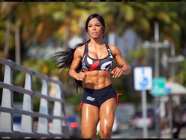 &#34;Nữ hoàng phòng gym&#34; gây sốc với múi cơ chắc hơn đàn ông - 3